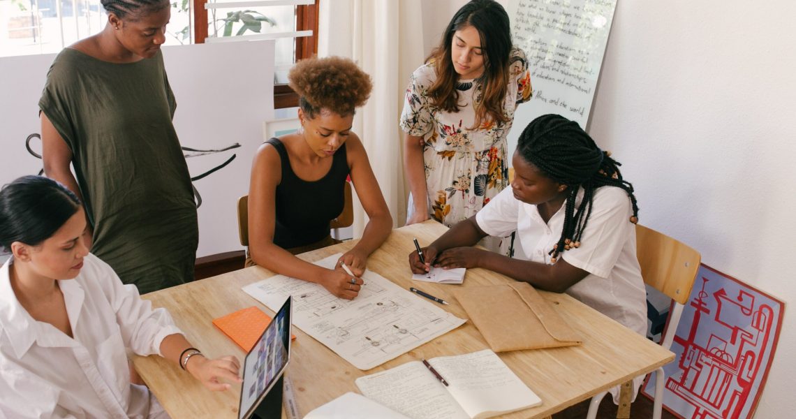 Mulheres vendo como melhorar a estratégia de vendas