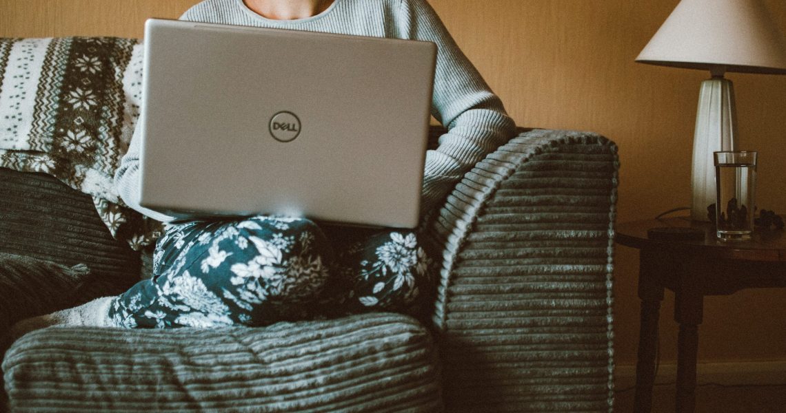 Pessoa consultando uma loja virtual afiliados