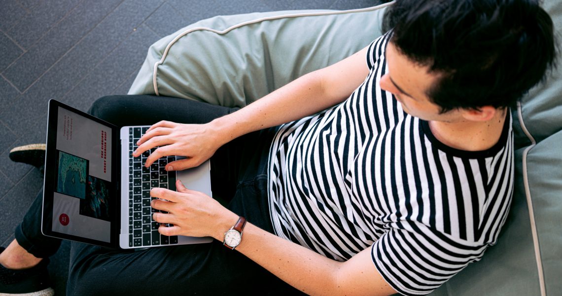 Pessoa escolhendo a melhor plataforma e-commerce