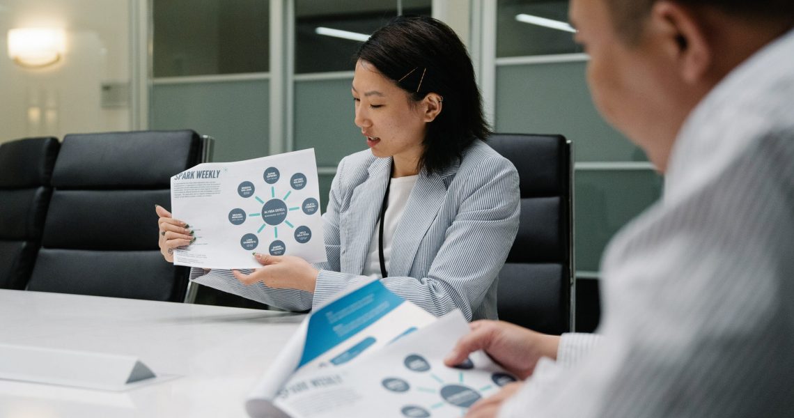 Pessoa explicando para a equipe o marketing de afiliados