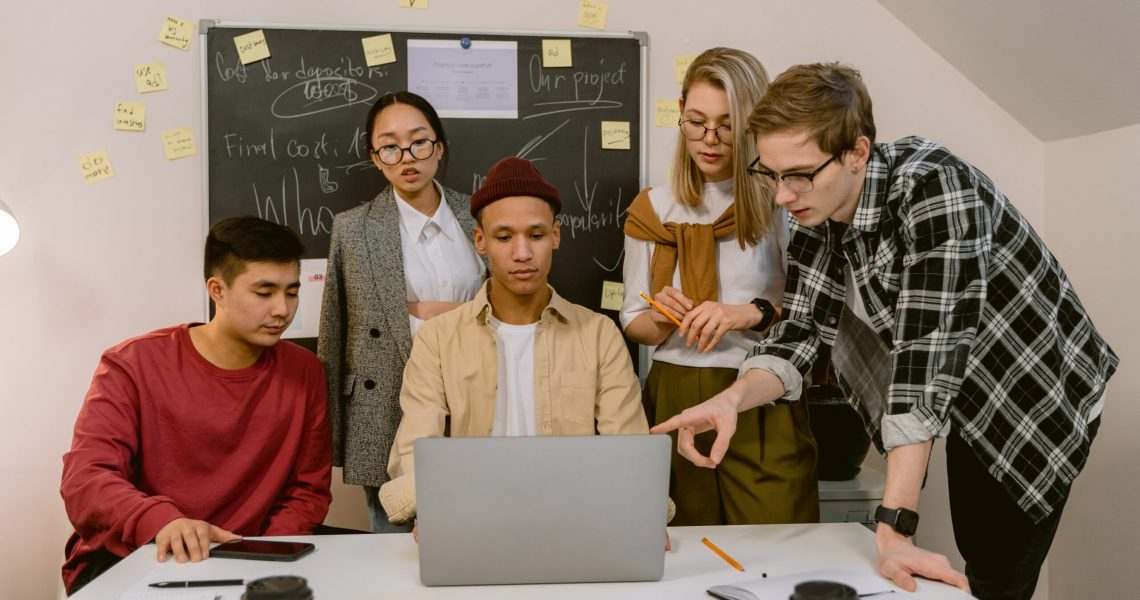 Pessoas aprendendo tudo sobre vendas online