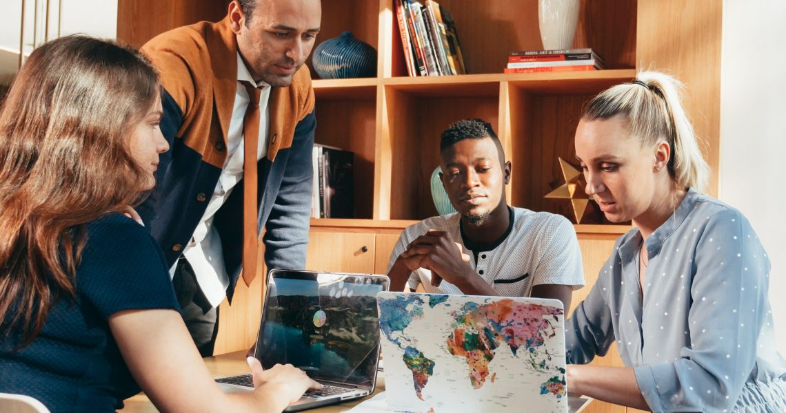 Pessoas vendo como fazer uma jornada de compra